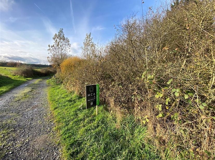 MCA Immobilier biedt u dit mooi stuk grond met een oppervlakte van 509m² in woongebied met een landelijk karakter nabij Durbuy. Zijn groene en rustige