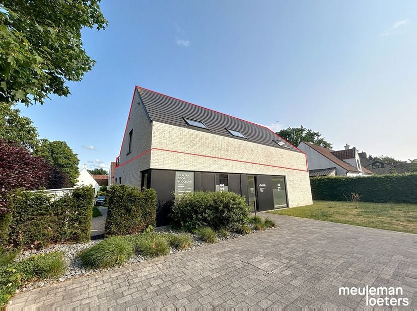 Dit recent gebouwd appartement geniet van mooie ligging op wandelafstand van het commercieel centrum van Loppem en van openbaar vervoer.&lt;br /&gt;
Het ene