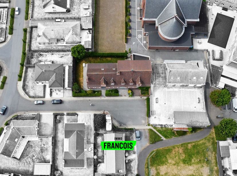 Ontdek deze ruime multifunctionele woning/kantoor in Anzegem, ideaal voor grote gezinnen of wie op zoek is naar een multifunctionele woning. Deze woni