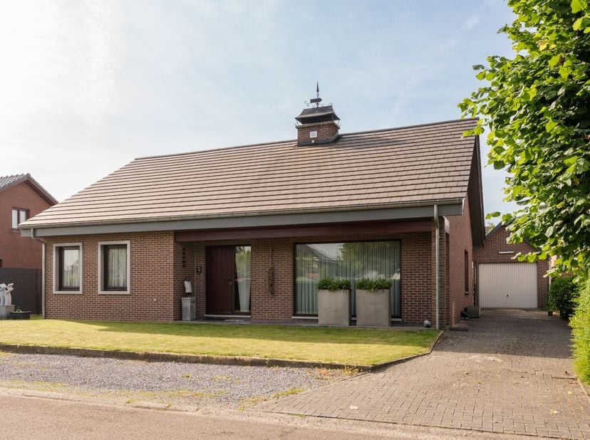 NIEUW TE KOOP: Degelijke en zeer net onderhouden, verrassend ruime (218m2 !) &amp; energiecorrecte (klasse C), ideaal gelegen, 4- slaapkamerwoning waarvan