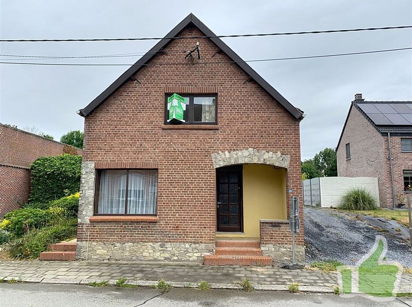 Maison 4 façades à rénover dans sa totalité à vendre dans le village de Baugnies.&lt;br /&gt;
Elle se compose d&#039;un vaste hall d&#039;entrée, déservant un salon,