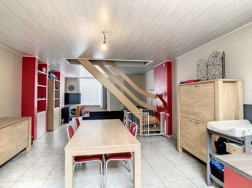 Ben je geïnteresseerd in dit pand te huur in Ieper? Surf dan naar de website www.dewaele.com, klik op de rode knop &#039;Bezoek aanvragen&#039; en vul het huurd