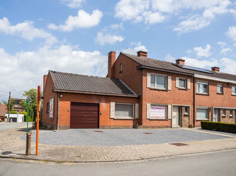Halfopen woning op rustige locatie gelegen op 323m²Deze woning kan men terugvinden in het rustige Tiegem. In een groene omgeving, maar toch op wandela