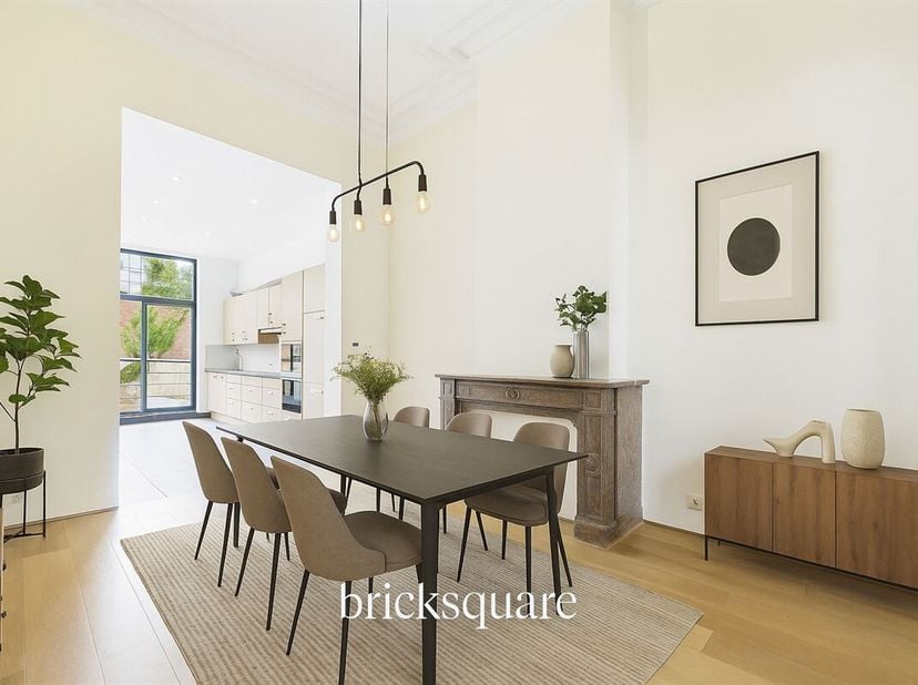 Situé à deux pas des institutions européennes, entre les places Flagey, Jourdan et Saint-Boniface, cet appartement lumineux et fonctionnel se trouve a