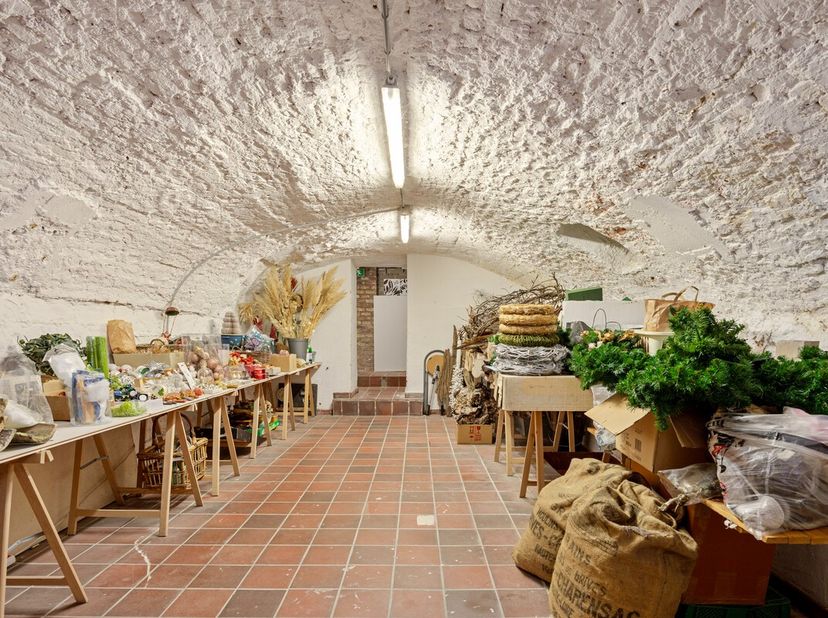 Bent u op zoek naar een veelzijdige ruimte in het bruisende centrum van Maaseik? Dan is deze kelder aan de Hepperstraat 6 precies wat u nodig heeft!&lt;b
