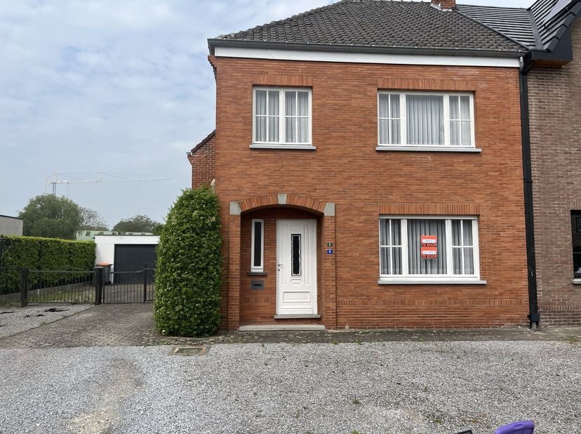 Karaktervolle woning met renovatie potentieel te koop in Beverst. Deze woning is gelegen in een gezellige buurt omringd door nieuwbouw.&lt;br /&gt;
De woons