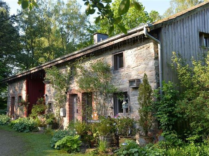Magnifique propriété située sur une belle colline Ardennaise bénéficiant de superbes vues sur la vallée.&lt;br /&gt;
Elle est composée dune ancienne ferme r