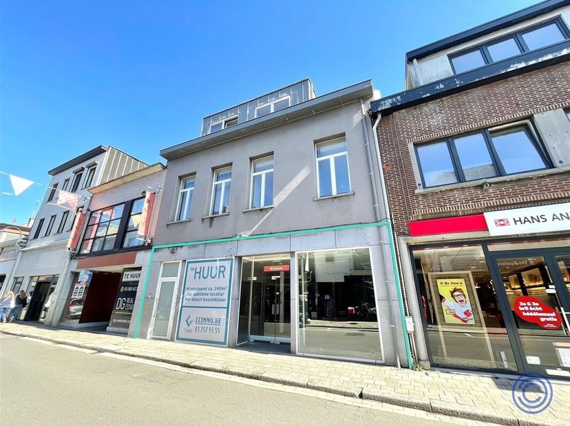 Grand local commercial d&#039;environ 240m² en plein centre de Kontich! &lt;br /&gt;
Une vitrine d&#039;environ 7m de large assure une belle entrée de lumière naturel