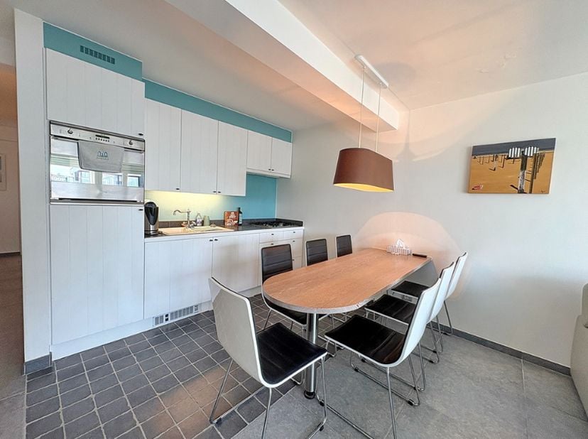 Geniet van rust, licht en een fantastisch zeegevoel in dit smaakvol gerenoveerde appartement op de vijfde verdieping op enkele stappen van de zeedijk.