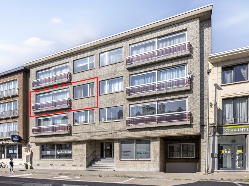 Zeer strategisch gelegen appartement op de tweede verdieping, op een toplocatie pal in het centrum van Kortenberg. Het appartement beschikt over een r