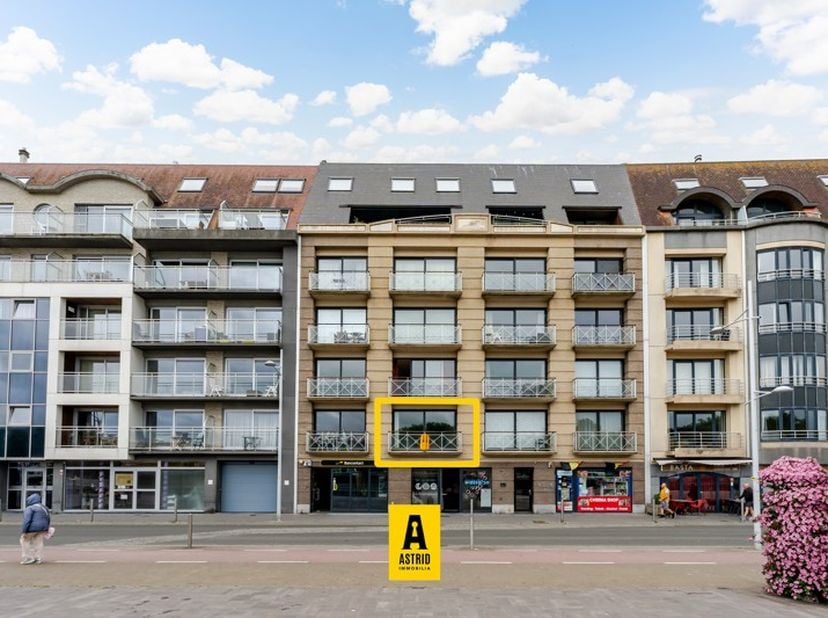 Volledig instapklaar appartement in perfecte staat gelegen op absolute topligging te Bredene, vlakbij de zee, de winkels en de tram! Met open zicht op