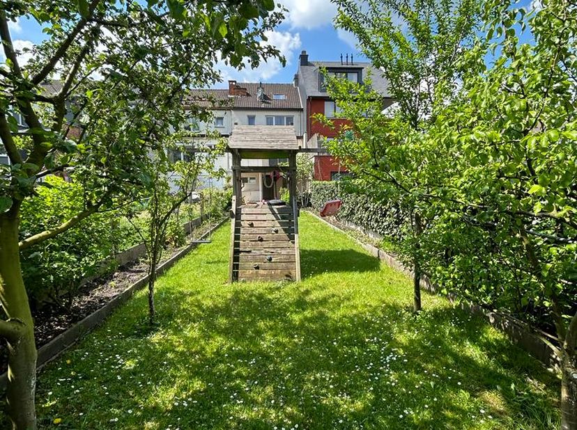PRACHTIG HUIS MET BOVENVERDIEPING MET&lt;br /&gt;
OUDERLIKE SUITE OF TIENERSLAAPKAMER,&lt;br /&gt;
gelegen in en woonstraat dichtbij een zeer groot park (100m) en