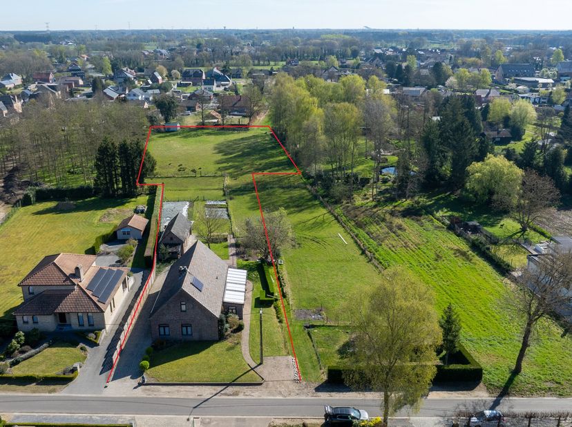Deze ruime gezinswoning is gelegen op een perceel van 6060m2, de woning beschikt over 4 slaapkamers, een riante leefruimte en 2 garages in de kelder.