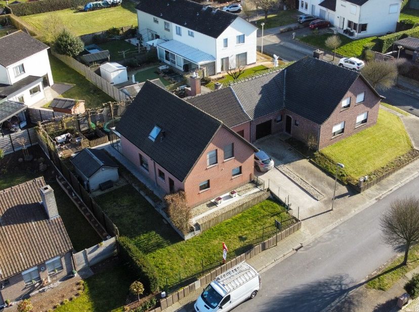 Instapklare gezinswoning te koop in Kruishoutem met 4 slaapkamers in een rustige buurt op wandelafstand van centrum Kruishoutem.Deze instapklare gezin
