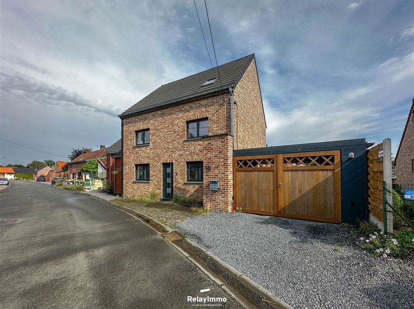 Prachtig huis met drie slaapkamers, grote tuin en zwembad!&lt;br /&gt;
Bestaande uit:&lt;br /&gt;
Begane grond: Entree, hal, bureau met bergruimte, apart toilet m