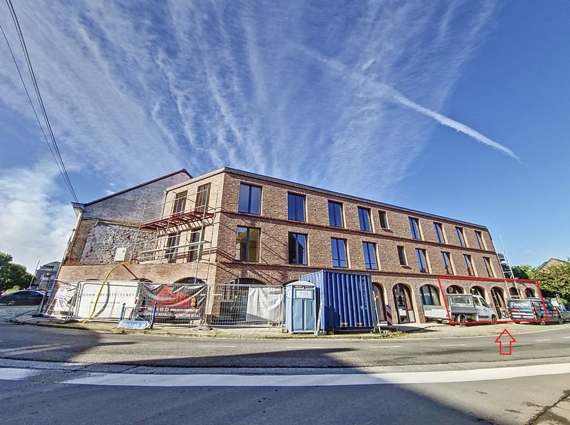 L’immobilière de la Sille a le plaisir de vous présenter cet espace d’exception en plein centre de Silly, à proximité directe de la place communale et