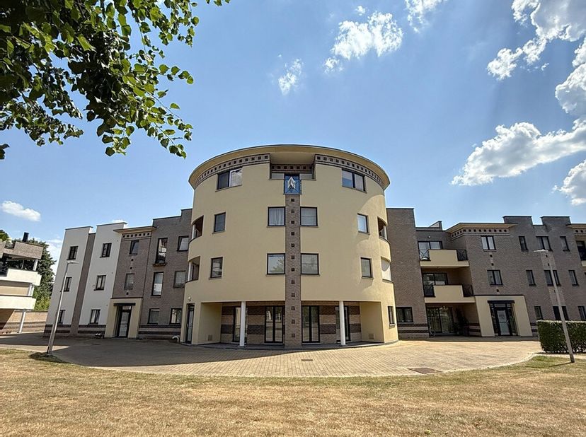 Dit unieke appartement van maar liefst 255 m² biedt een zeldzame combinatie van ruimte, licht en comfort op een toplocatie vlakbij het centrum van Has