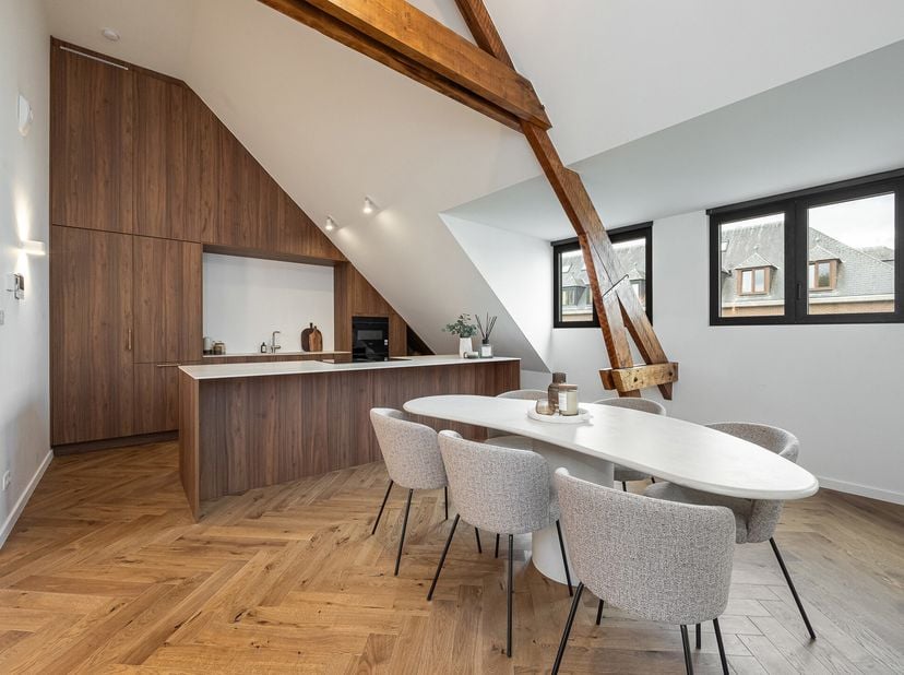 Met gepaste trots stellen wij u dit volledig gerenoveerd appartement voor op een toplocatie in het centrum van Hove. Dit appartement met een bewoonbar