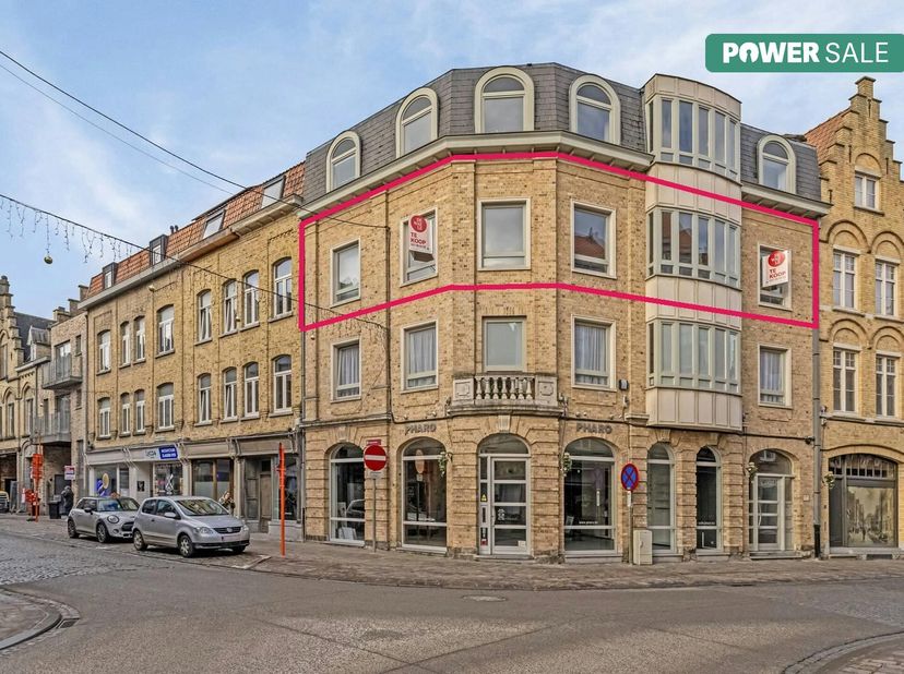 Spacieux appartement d&#039;angle à vendre dans le centre d&#039;Ypres avec deux chambres et une terrasse. Situé dans la Tempelstraat, à quelques pas de la gare