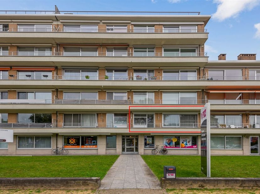 Ruim appartement met 3 slaapkamers, terrassen en staanplaats&lt;br /&gt;
We komen binnen in een centrale inkomhal met gastentoilet die doorgang biedt naar d