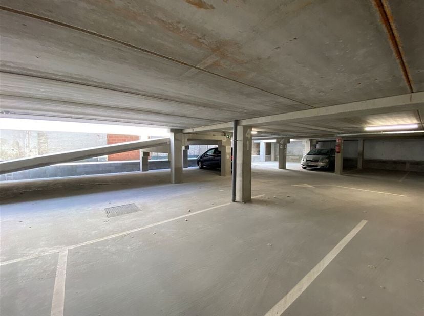 Emplacement de parking sécurisé à la Résidence du &quot;Pont des Trous&quot;, sur les quais Sakharov.&lt;br /&gt;
L&#039;accès se fait via une porte sectionnelle automatiq