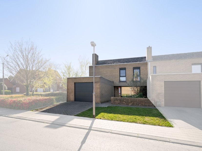 Deze toffe gezinswoning is gelegen in Heule, vlakbij voorzieningen en met een vlotte verbinding naar de ringlaan. De woning onderging in de voorbije 5