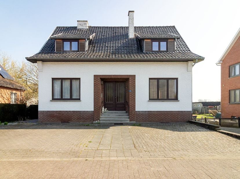 TE RENOVEREN WONING &lt;br /&gt;
 &lt;br /&gt;
Te renoveren woning (open bebouwing) met tal van mogelijkheden. Op het gelijkvloers bevinden zich twee ruime leefru