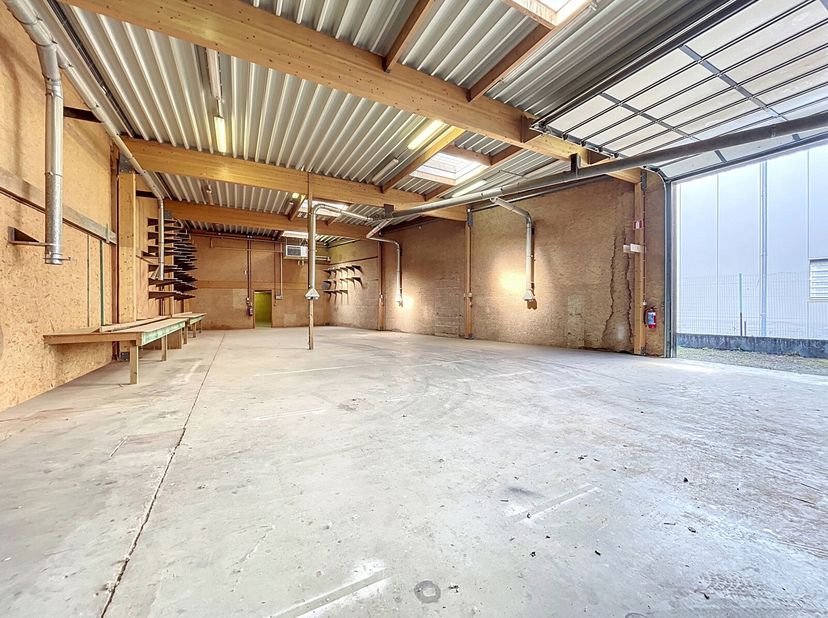Situé à Marche-en-Famenne, au cur du zoning de Pirire, ce hall de 330 m² encore disponible à la location bénéficie dun accès latéral pratique via une