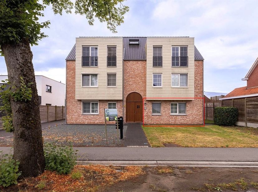 Ruim gelijkvloers 2 slpk appartement met tuin&lt;br /&gt;
Ligging: Gelegen nabij centrum Lille op de verbindingsweg met Gierle met alle faciliteiten in de n