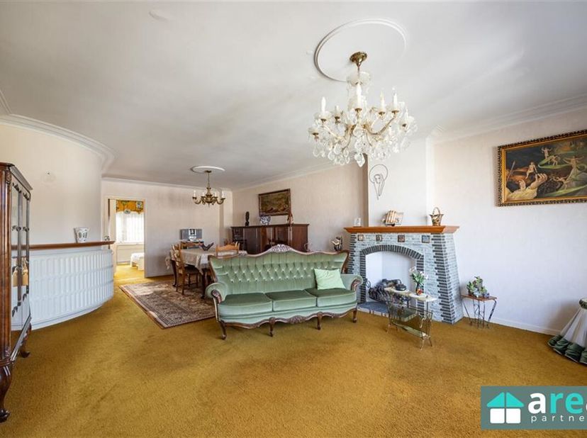 Dit ruim en lichtrijk, doch te renoveren appartement (85m²) is gelegen in Deurne vlakbij het Bosuil park. Het maakt deel uit van een rustig appartemen