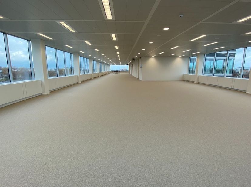 Uniek gelegen kantoorruimte van 1.069 m² met uitstekende visibiliteit te huur, deel uitmakend van het knappe kantorencomplex &quot;Bourget&quot;. De lichtrijke