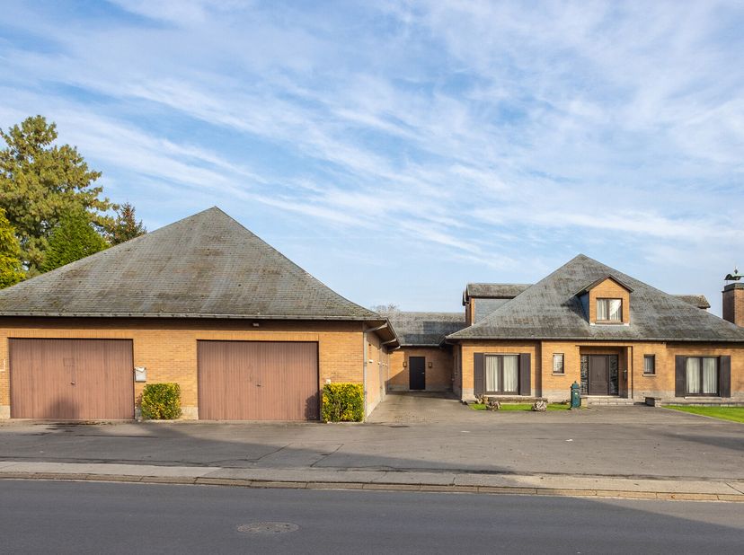 Op te frissen vila met magazijnen op een perceel van 50a&lt;br /&gt;
Op zoek naar een woning met veel potentieel?&lt;br /&gt;
Deze te renoveren villa met bijhoren