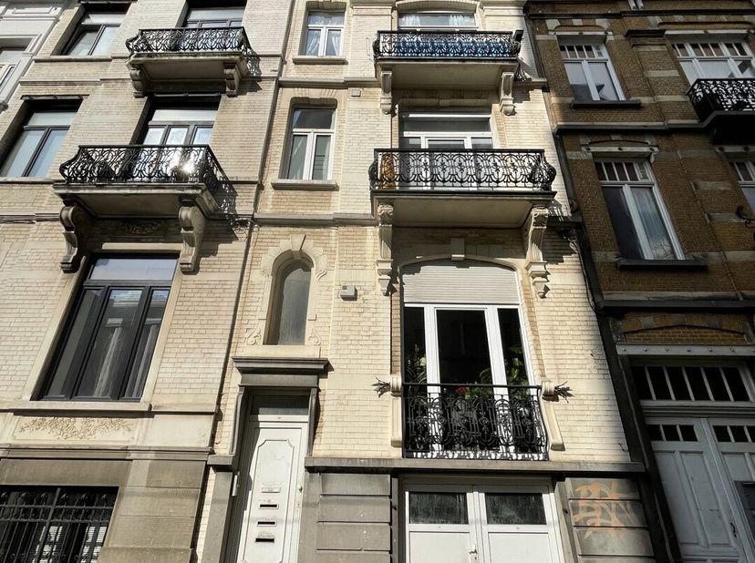 Montgomery, à proximité du prestigieux boulevard Brand Whitlock, dans une rue calme à sens unique, au 2E étage dune petite copropriété, superbe appart