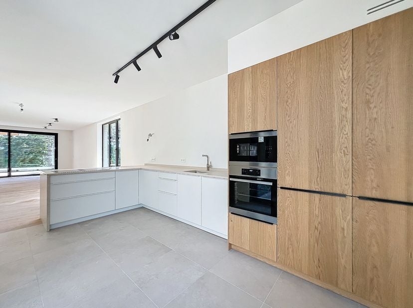 Ontdek dit prachtige nieuwe appartement gelegen aan de prestigieuze Avenue Hamoir, vlakbij het Ter Kamerenbos, de Europese School van Ukkel en de Koni