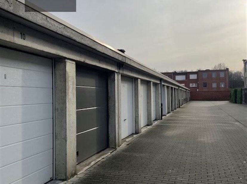 Bent u het beu om elke dag een parkeerplek te zoeken? Dichtbij het park &#039;Romeinse Put&#039;, gelegen tussen de bekende Boniverlei en de Mechelsesteenweg, v