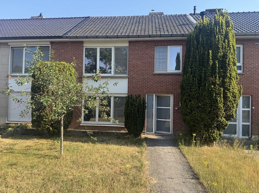 Centraal gelegen ruime en gerenoveerde woning&lt;br /&gt;
Bestaat op het gelijkvloers uit inkomhal en aparte WC, ruime tweeledige woonkamer, nieuwe ingerich