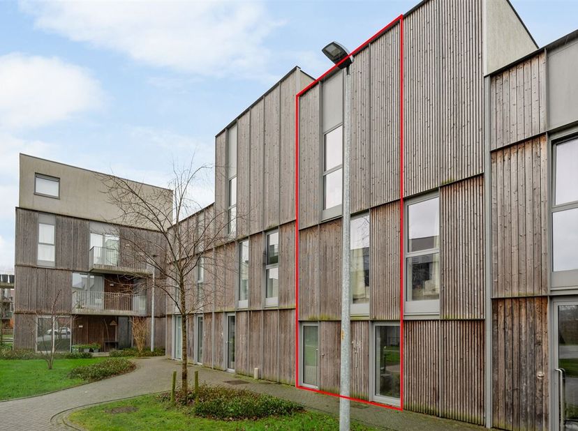 Deze recente woning (2019) is gelegen in de rustige en aangename wijk Koklenberghof, midden in het centrum van Sint-Niklaas. Het biedt de perfecte com