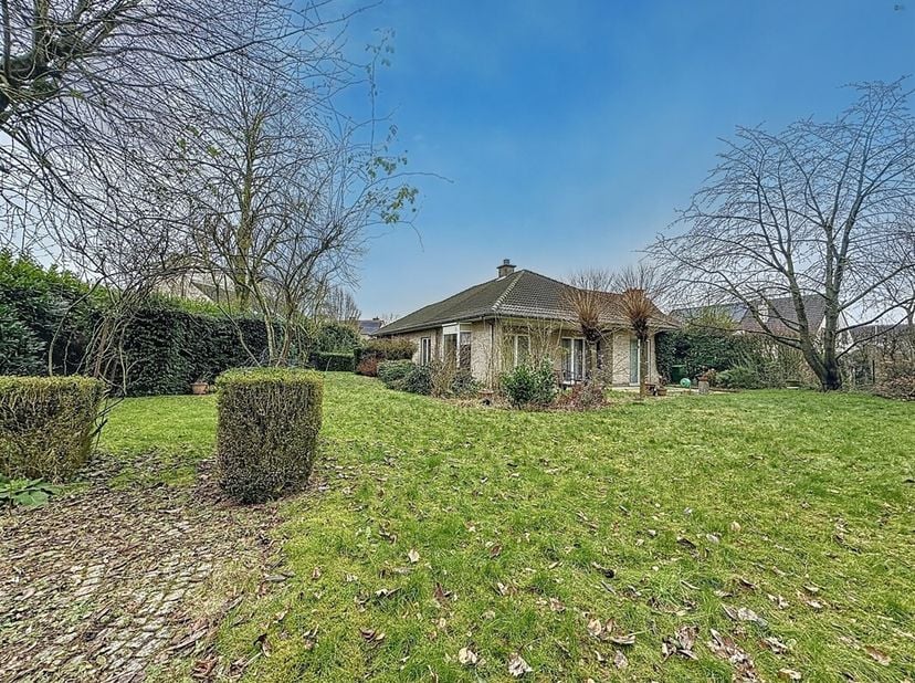 ruime villa met mogelijkheden op een perceel van 1236m²&lt;br /&gt;
Deze ruime open bebouwing is gelegen op een gunstige locatie in het centrum in het centr