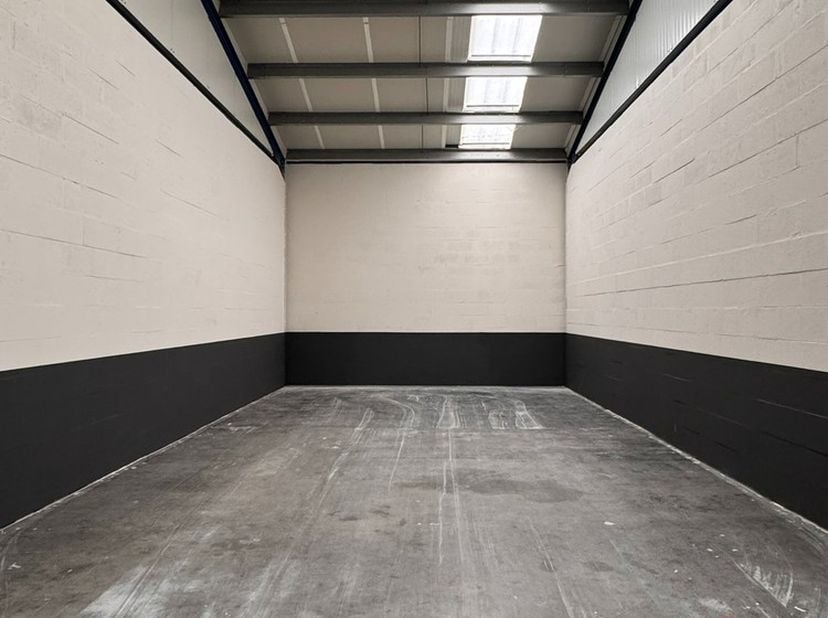 - Zowel voor particulieren als bedrijven&lt;br /&gt;
- Minder dan 300m van de gewestweg N79, met een zeer goede ligging.&lt;br /&gt;
- Elektrische poort&lt;br /&gt;
- E