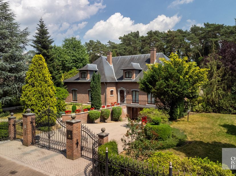 Deze ruime villa op een perceel van  3.174m², is residentieel gelegen in het groen, vlakbij het natuurpark Hoge Kempen in Maasmechelen. Voor de afwerk