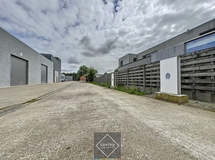 OPPERVLAKTEN:&lt;br /&gt;
Constructie - bewoonbare oppervlakten&lt;br /&gt;
Magazijn: ± 700 m²&lt;br /&gt;
Parking voor de loods&lt;br /&gt;
&lt;br /&gt;
INDELING:&lt;br /&gt;
Magazijn:&lt;