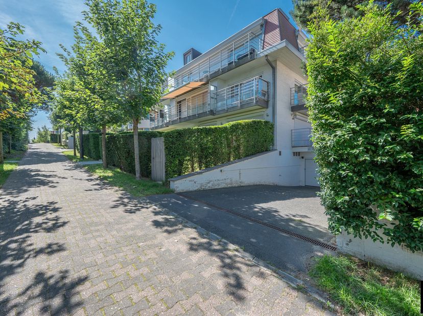 Een volledig gerenoveerd hoekappartement gelegen in een exclusieve villa-residentie op een toplocatie, in een charmant paadje op wandelafstand van zow