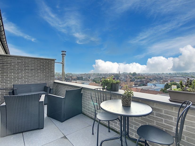 Gelegen in de Boelarestraat 56/11, op wandelafstand van winkels, scholen en horeca.&lt;br /&gt;
&lt;br /&gt;
Dit unieke duplexappartement biedt 3 slaapkamers, een
