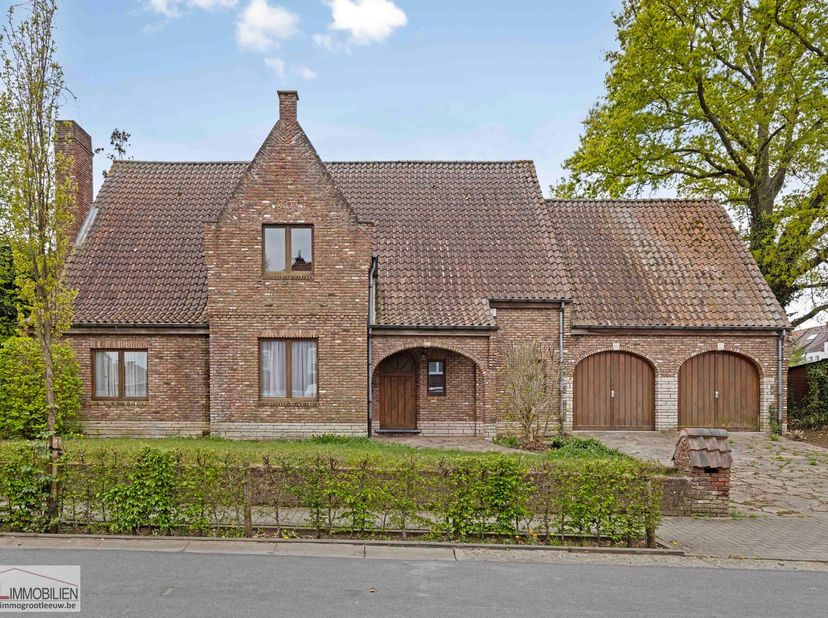 In een rustige en doodlopende straat, op wandelafstand van zowel het station als het prachtige recreatiedomein van Huizingen en de Beemd-site, bevindt