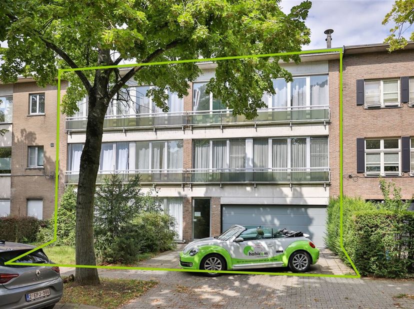 Nous avons le plaisir de vous proposer cet immeuble (525m²) comprenant 5 appartements de 3 chambres à coucher, 5 places de parking et 5 caves. L&#039;immeu