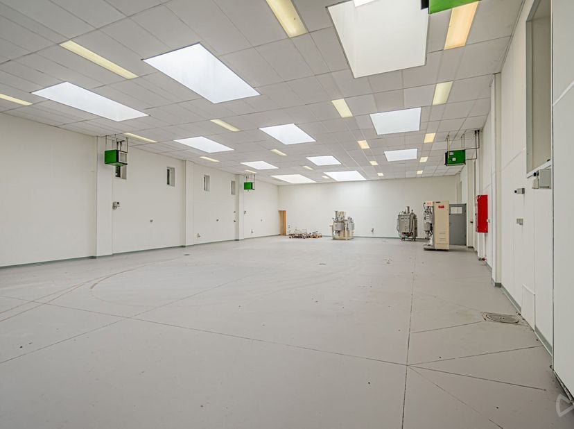 Emplacement commercial idéalement situé dans le centre ville de MONS au sein d&#039;un bâtiment sécurisé.&lt;br /&gt;
Idéal pour profession libérale : polycliniq