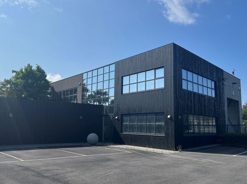Bedrijfsgebouw bestaande uit 1150m² magazijn, 243m² mezzanine, 588m² kantoren en 222m² villa met binnenzwembad, 800m² buitenopslag en 8-tal parkings&lt;b