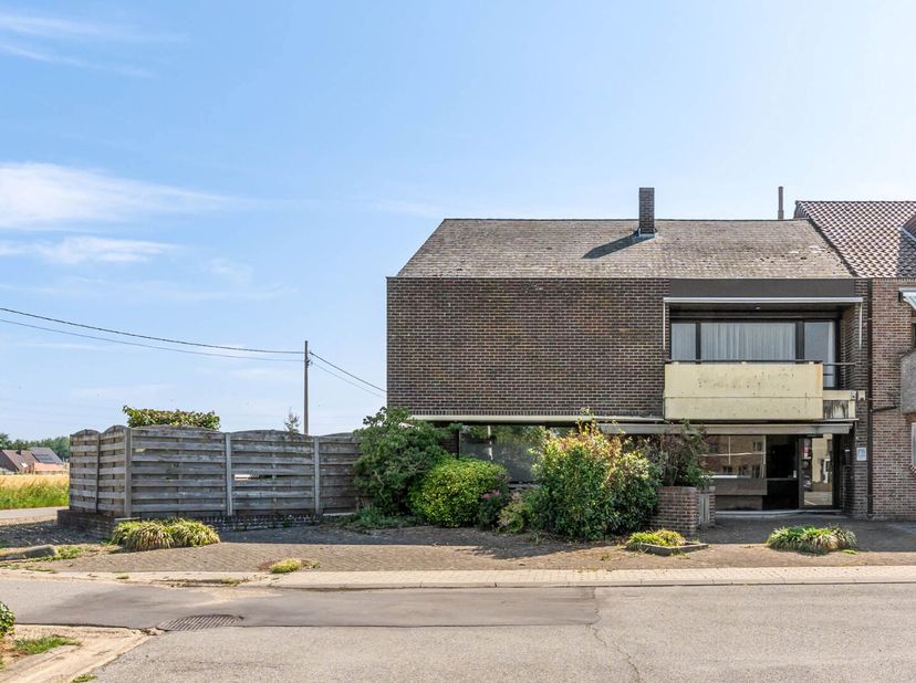 Dit uniek vastgoedaanbod bestaat uit een winkelruimte met achterliggend magazijn/werkplaats en een woning/appartement. Hierdoor is dit gebouw dan ook
