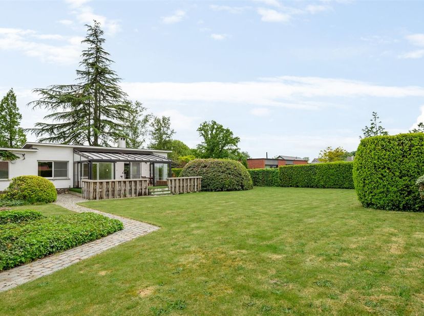 Deze charmante woning aan de Oude Liersebaan 287 in Duffel biedt de ideale combinatie van ruimte, comfort en een uitstekende locatie. Gelegen tussen M