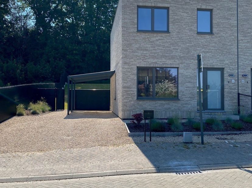 Deze moderne erg recente woning is gelegen op de Viséweg te Tongeren. &lt;br /&gt;
&lt;br /&gt;
Troeven:&lt;br /&gt;
- modern, zeer recent gebouwd huis&lt;br /&gt;
- aircondi